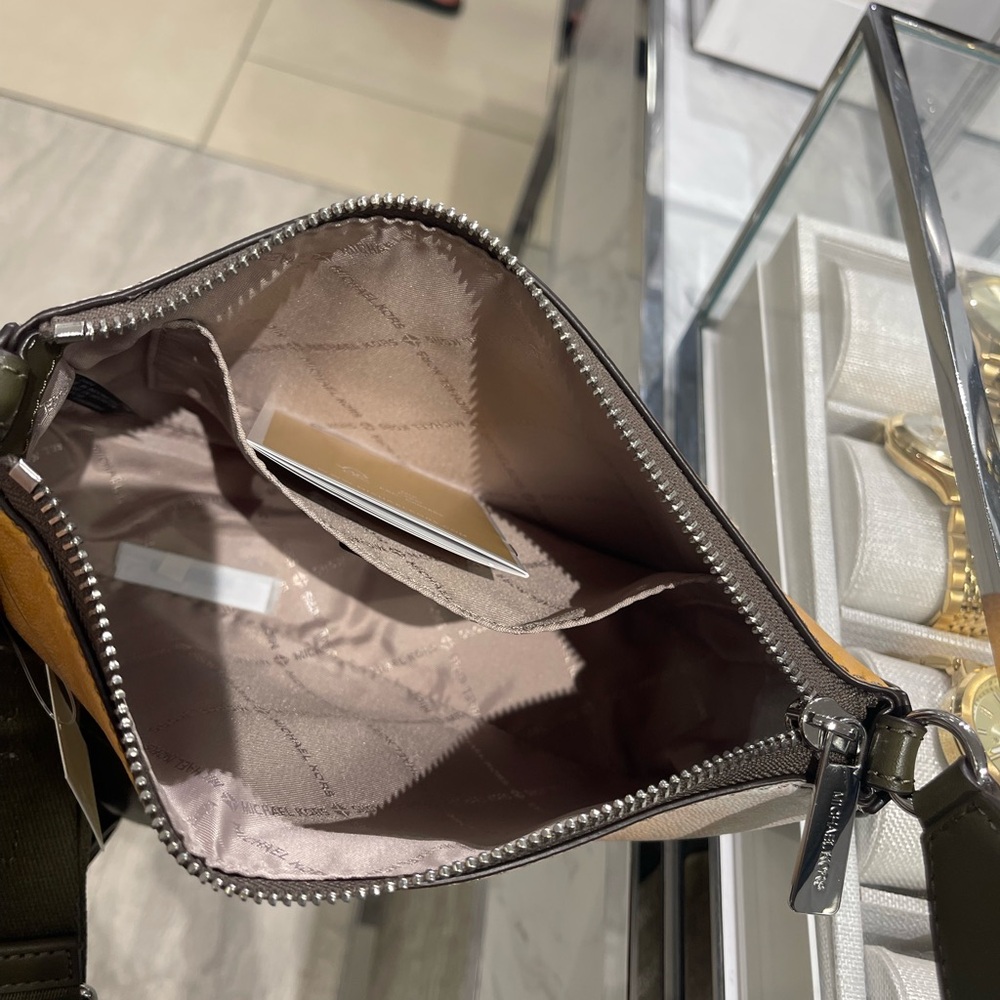 MICHAEL KORS Jet Set Sm Ombré Signature Logo Crossbody Case Apple Airpods Pro® - Picture 12 of 16